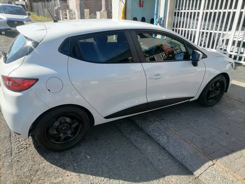 2019 Renault Clio 900T Turbo with a Nice interior seat and Service book