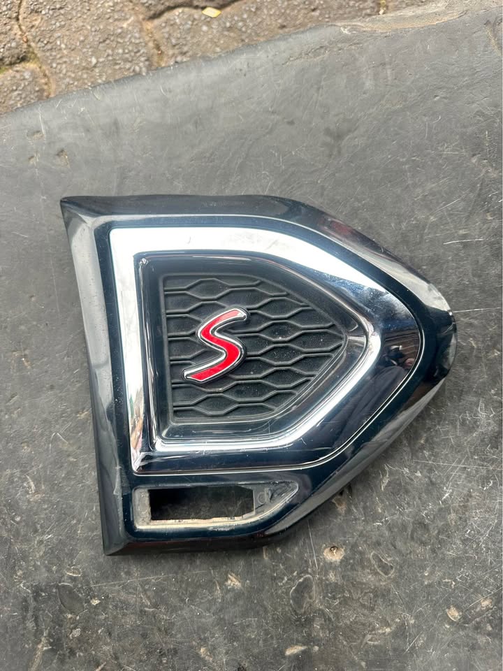 MINI Countryman F60 S Sport Front Bumper Right Side Grill 2017 upwards - Private Seller MINI Countryman F60 S Sport Front Bumper Right Side Grill 2017 upwards - Private Seller