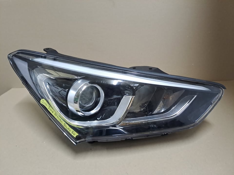 Hyundai Sante Fe RHS LED Xenon Headlight (2016 - 2018) - Private Seller Hyundai Sante Fe RHS LED Xenon Headlight (2016 - 2018) - Private Seller