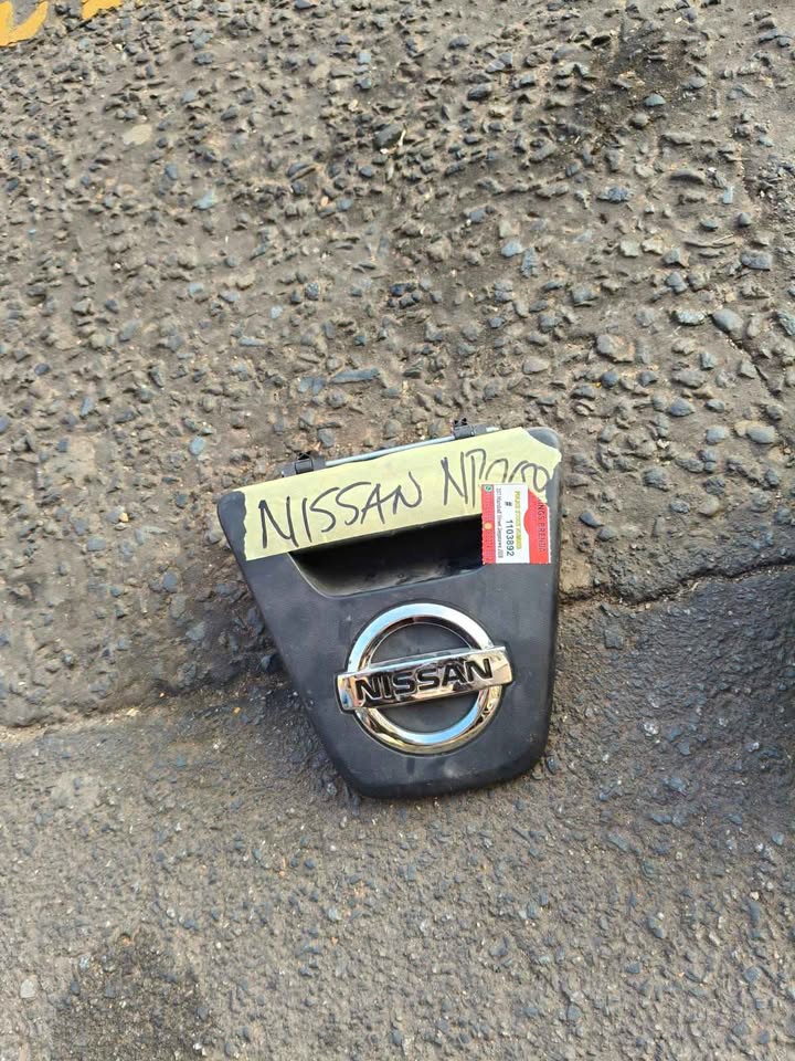 NISSAN NP200 TAIL GATE HANDLE - Private Seller