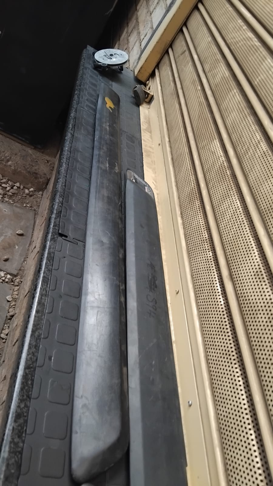 DISCOVERY 4 DOOR TRIMINGS AND LOWER TAILGATE CABLE