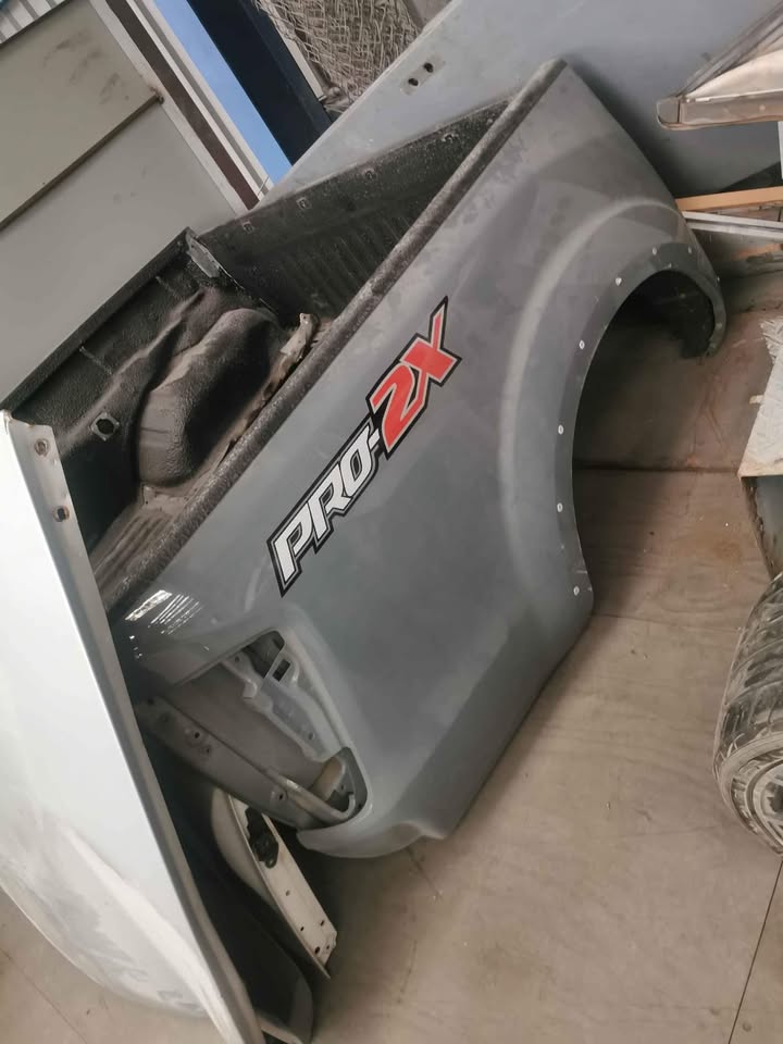 Nissan Navara 2023 right side fender panel - Private Seller