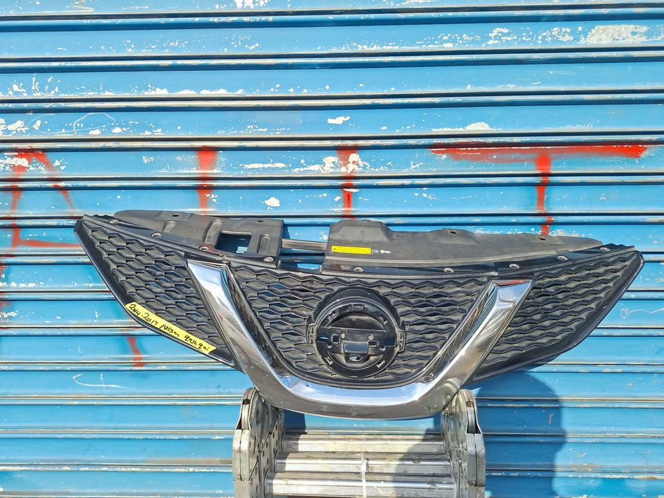 Nissan Qashqai Front Top Grille ) - Private Seller