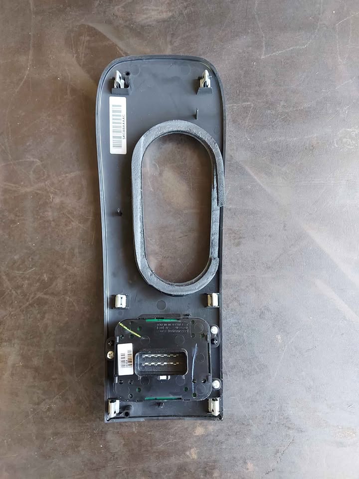 Used Jeep Cherokee KJ Centre Panel + Window Switches P/N 56054002AA - Private Seller