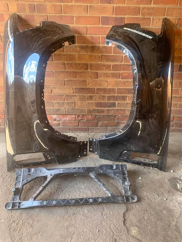Range Rover Discovery fenders RHS and LHS