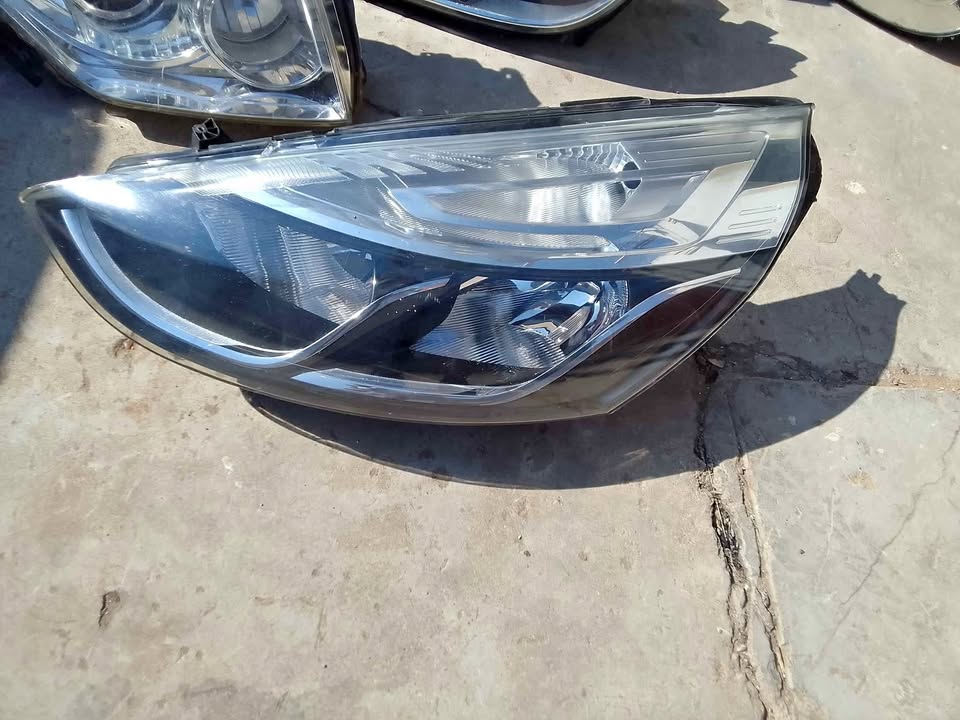 Renault Clio 4 headlight - Private Seller Renault Clio 4 headlight - Private Seller