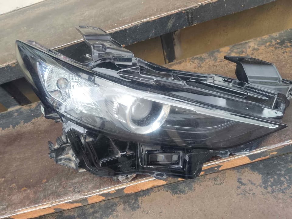 Mazda 3 right headlight 2020 - Private Seller Mazda 3 right headlight 2020 - Private Seller