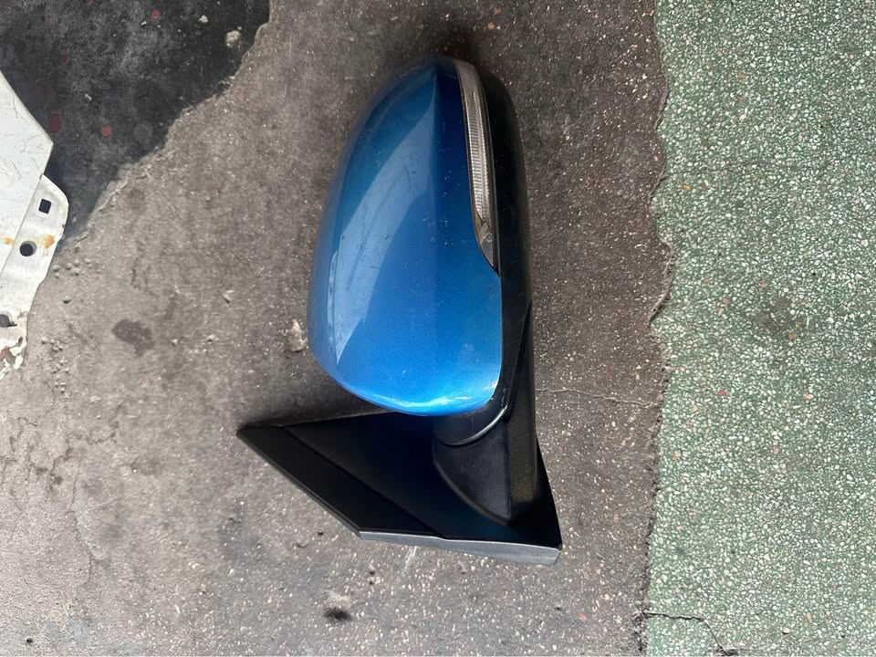 Hyundai Tucson left side mirror no glass - Private Seller Hyundai Tucson left side mirror no glass - Private Seller