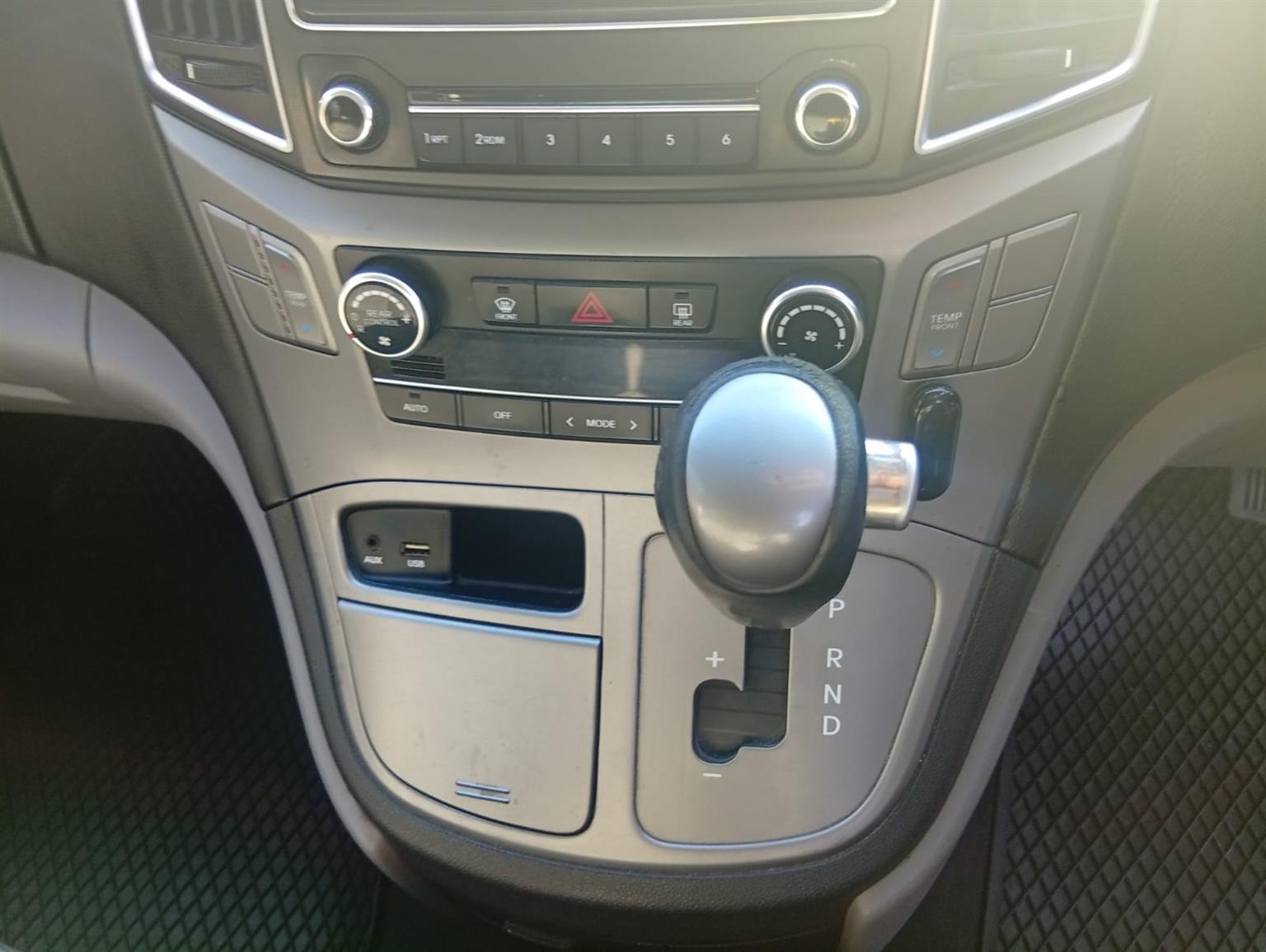 2016 Hyundai H-1 2.5 Auto 9 Seater CRDi Bus GLS  Automatic  Leather Sea