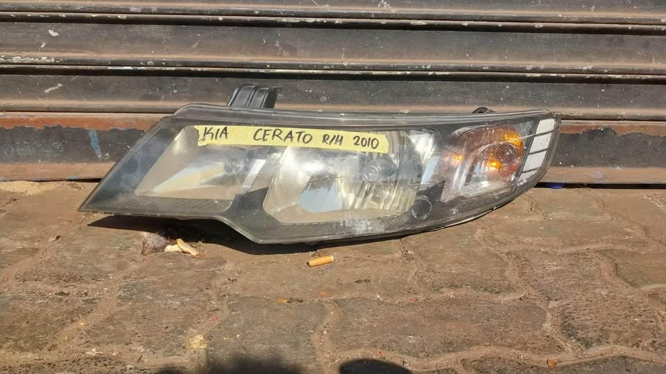 Kia Cerato headlight 2010 - Private Seller Kia Cerato headlight 2010 - Private Seller