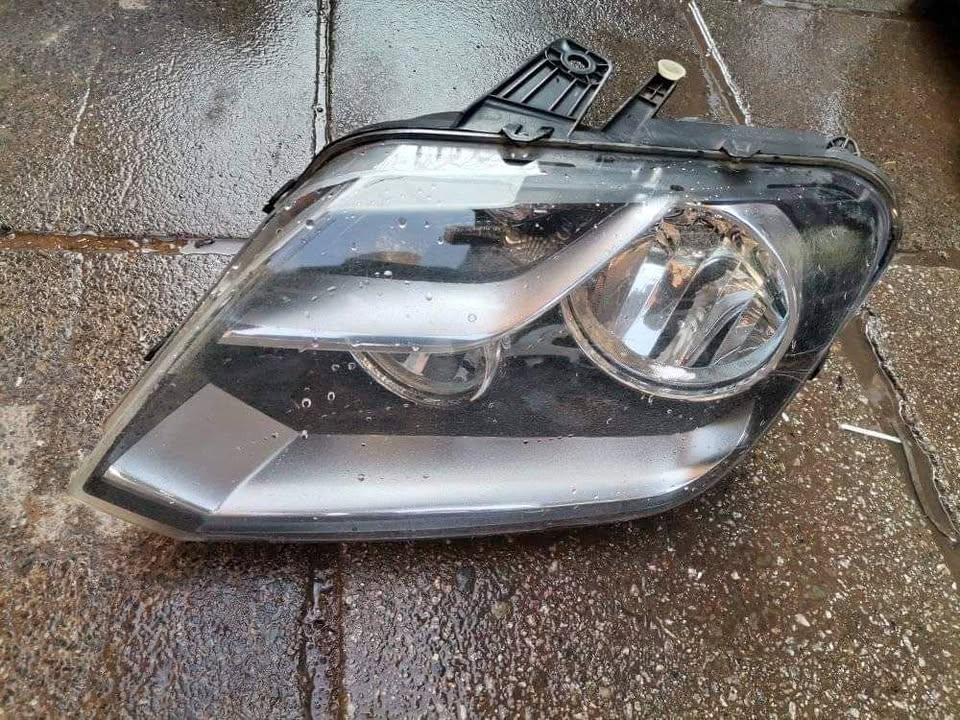 Vw AMAROK HEADLIGHT R  Used Auto Body Spare Parts at Sema Spare Center. Affordab - Private Seller