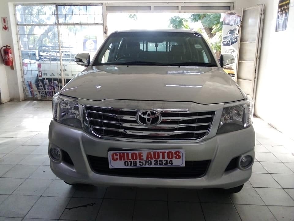 2010 Toyota Hilux 2.7VVTi Double Cab Manual Silver color Leather Seat  With Canopy  Spare Key