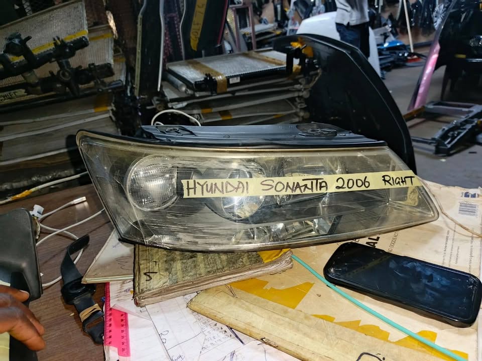 Hyundai sonanta 2006 right Headlight - Private Seller Hyundai sonanta 2006 right Headlight - Private Seller