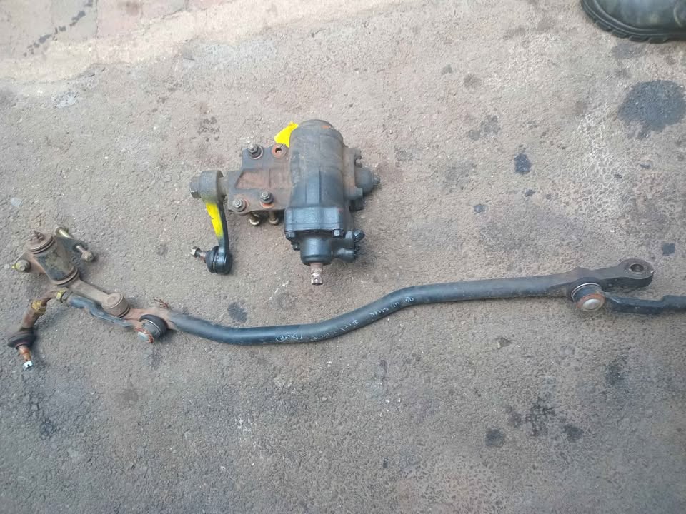 Ford ranger Wl 2.5 steering box and bars for sale WhatsApp or cell - Private Seller