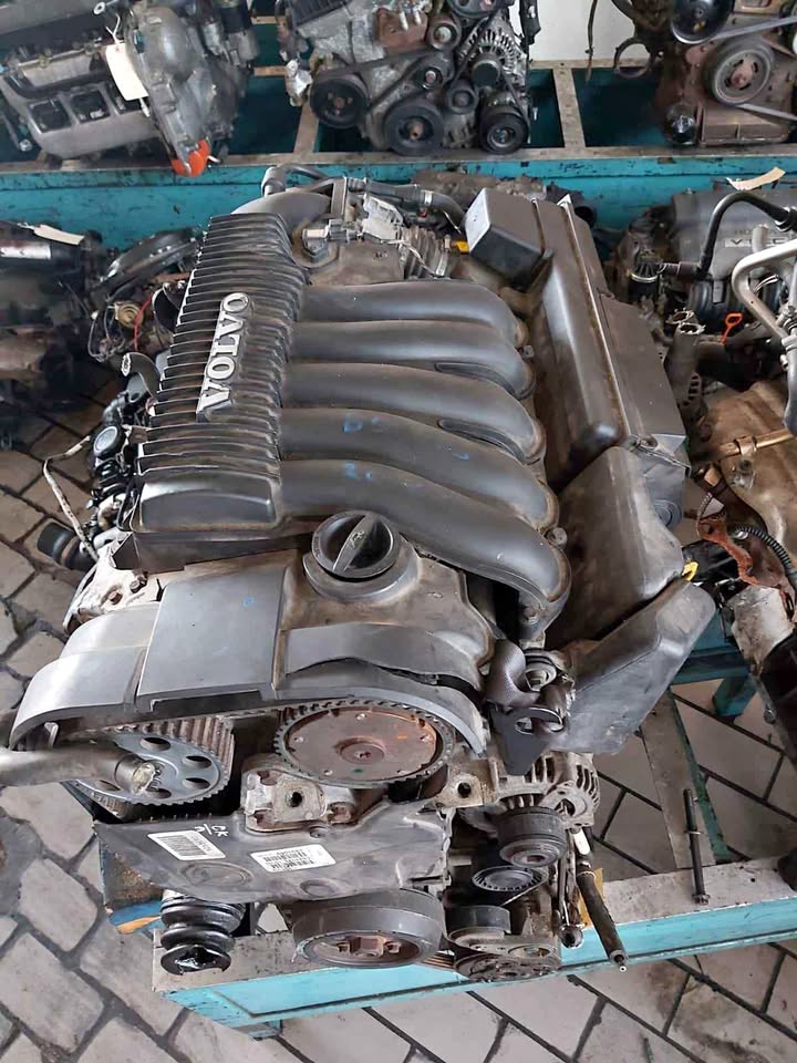 VOLVO 2.4 B5244S PLASTIC INTAKE ENGINE FOR SALE - Private Seller