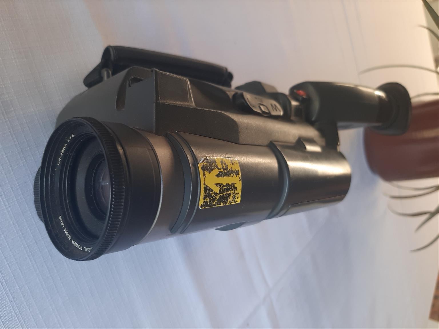 Hitachi 8 mm digital video camera / recorder. CCD Image sensor, video auto focus