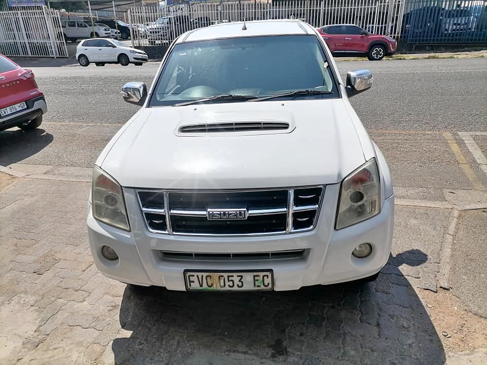 2010 Isuzu KB300 D-Tec Double Cab 4×2 Bakkies with a Canopy and a Nice interior seat