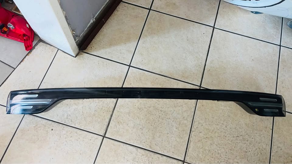 Porsche Cayenne E3 9Y0 rear center light tailgate taillight - Private Seller Porsche Cayenne E3 9Y0 rear center light tailgate taillight - Private Seller