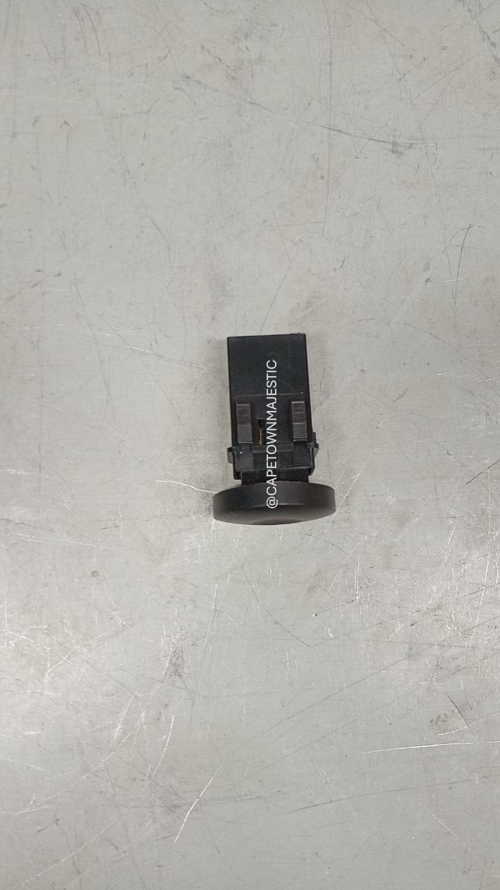 RENAULT CLIO 2 NEW HAZARD SWITCH - Private Seller RENAULT CLIO 2 NEW HAZARD SWITCH - Private Seller