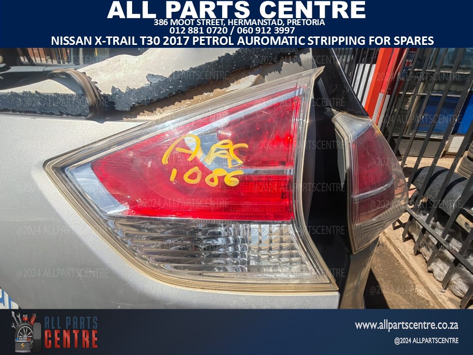 Nissan X-trail T30 right inner tail light