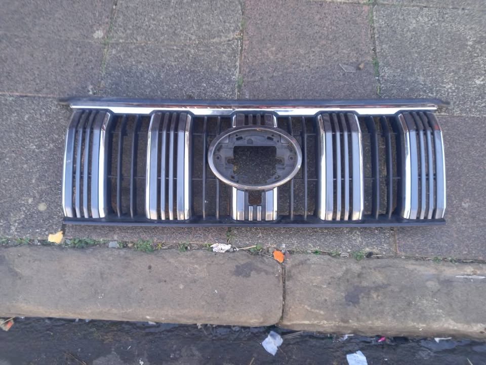 2009 - 2013 TOYOTA LAND CRUISER PRADO FRONT GRILLE - Private Seller 2009 - 2013 TOYOTA LAND CRUISER PRADO FRONT GRILLE - Private Seller