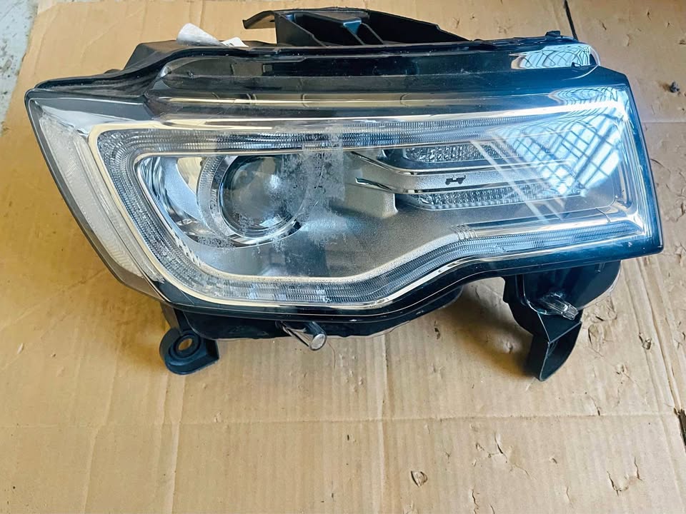 Jeep grand Cherokee headlight - Private Seller Jeep grand Cherokee headlight - Private Seller