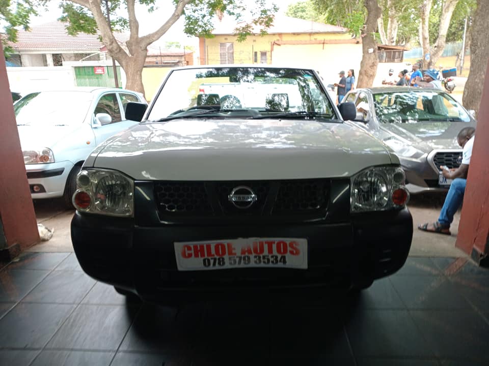 2017 Nissan NP300 2.0 Petrol, Manual, White, Sparekey 107000km