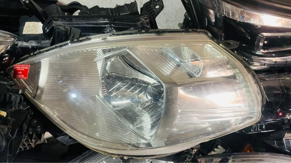 Nissan Tiida headlight 2006/12 - Private Seller Nissan Tiida headlight 2006/12 - Private Seller