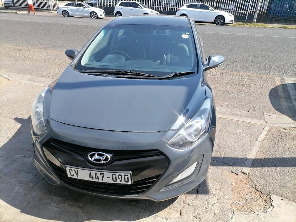 2013 Hyundai i30 1.6 GLS Hatchback with a leather seat and Spare key