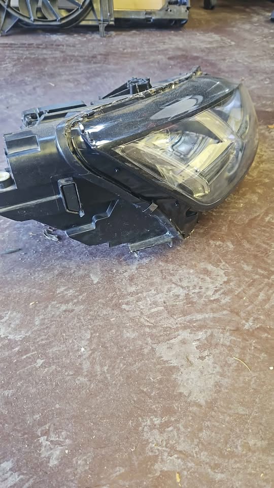 Audi TT Xenon Headlight Metric - Private Seller Audi TT Xenon Headlight Metric - Private Seller