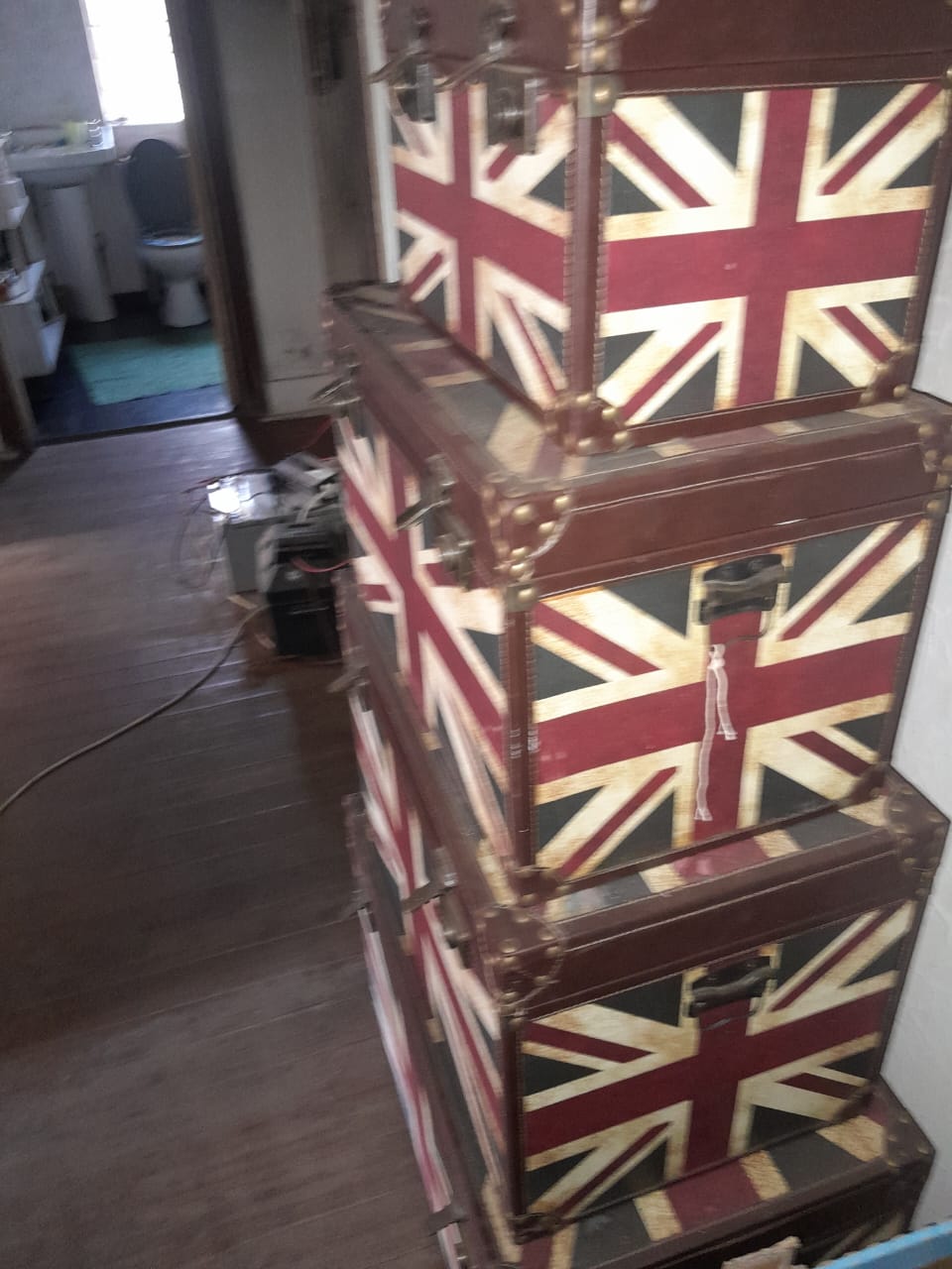 4x various vintage Union Jack travel trunks