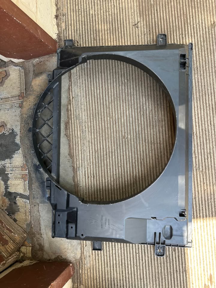Nissan Navara D23 NP300 2.3 Radiator fan Surround cowling - Private Seller Nissan Navara D23 NP300 2.3 Radiator fan Surround cowling - Private Seller