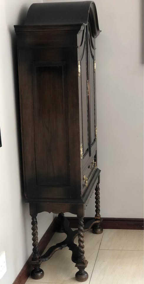 Stunning vintage drinks cabinet