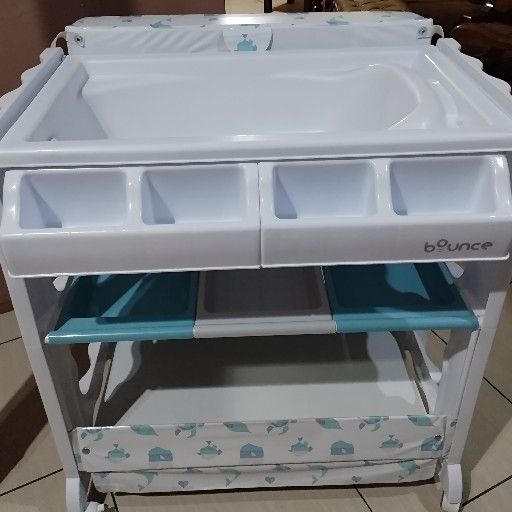 Bounce baby bath top station