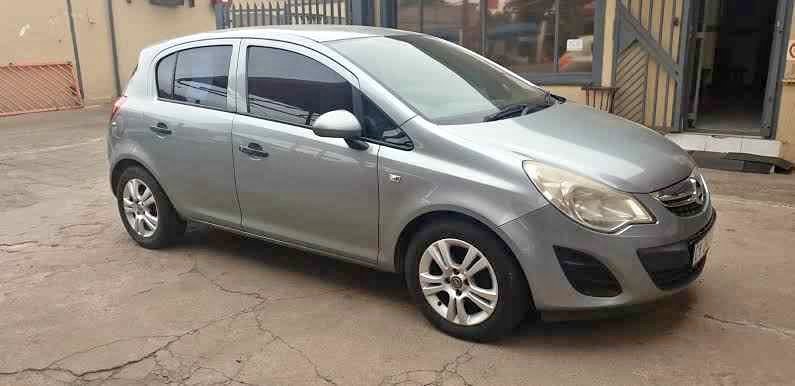 Opel corsa essentia - Private Seller