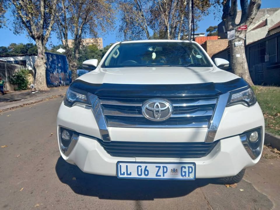 2017 Toyota Fortuner 2.4 GD6 DIESEL, AUTOMATIC, WHITE, 118000kms LEATHER SEATS.