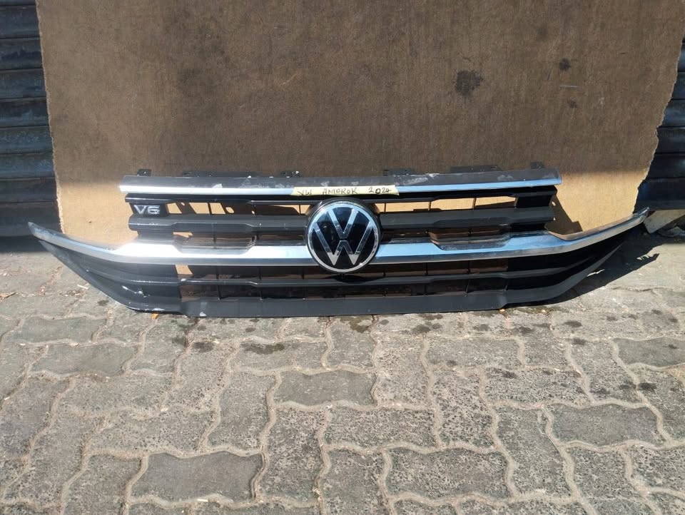 Volkswagen Amarok Front grill with badge - Private Seller Volkswagen Amarok Front grill with badge - Private Seller