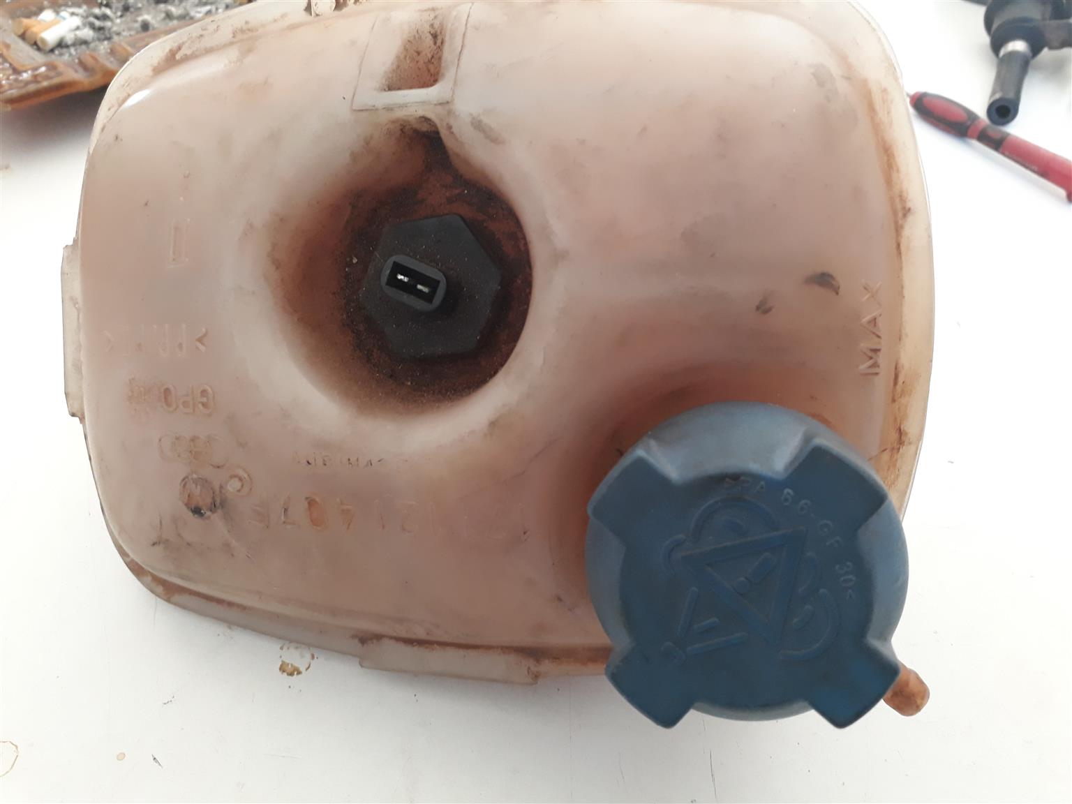 GOLF MK 1,JETTA 1 ,CADDY 1 radiator water bottle with cap and sensor. GOLF MK 1,JETTA 1 ,CADDY 1 radiator water bottle with cap and sensor.