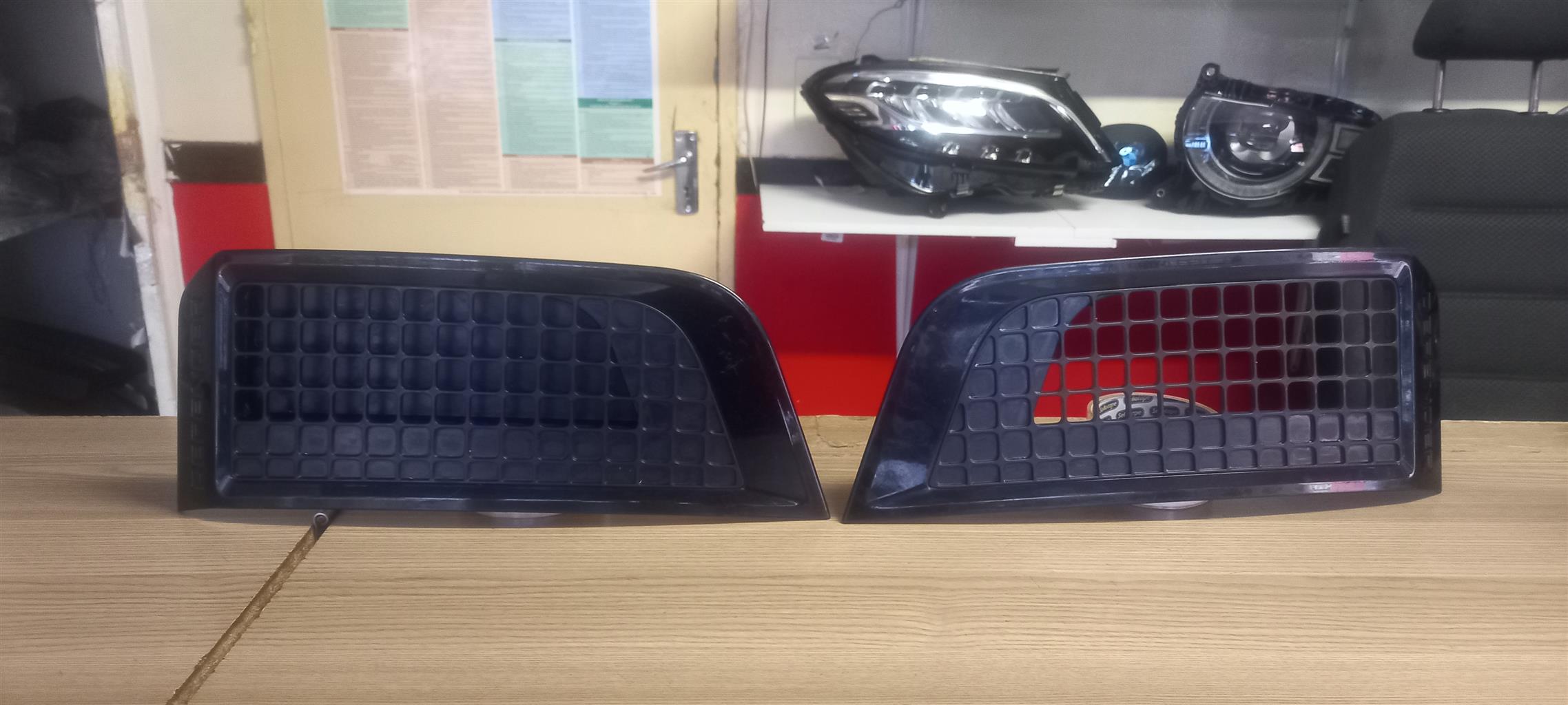 2023 LAND ROVER DEFENDER FENDER GRILLS LEFT AND RIGHT - Private Seller 2023 LAND ROVER DEFENDER FENDER GRILLS LEFT AND RIGHT - Private Seller