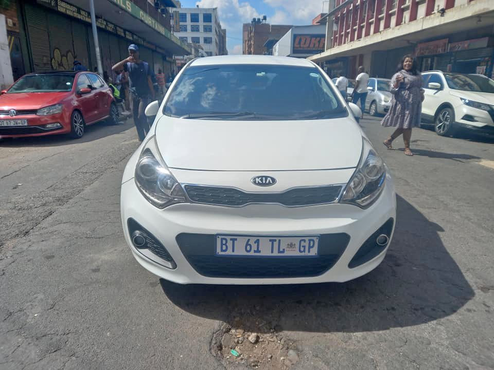 2012 KIA RIO 1.4 PETROL, AUTOMATIC TRANSMISSION, WHITE COLOUR, MILEAGE