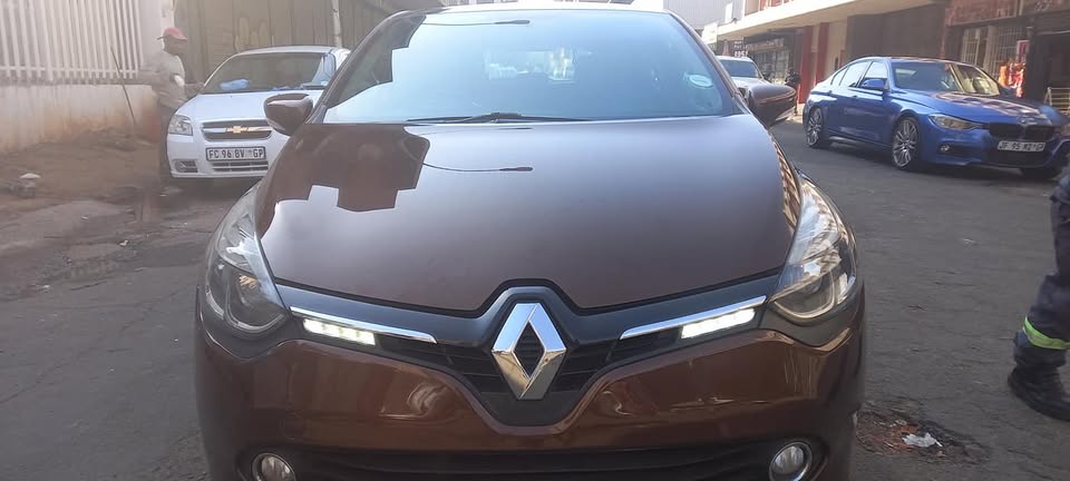 USED 2014 MODEL RENULT CLIO4 900T TURBO CONTROL EFFICIENCY.. BROWN HATCHBACK.. MANUAL