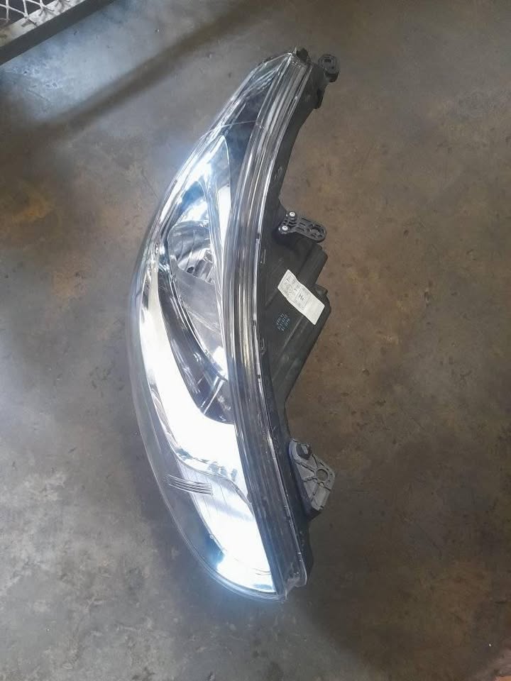 HYUNDAI ACCENT RIGHT HEADLAMP AVAILABLE - Private Seller HYUNDAI ACCENT RIGHT HEADLAMP AVAILABLE - Private Seller