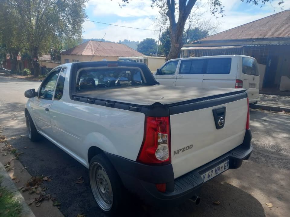 2020 Nissan Np200 1.6 Petrol, Manual, White, 87000kms, Leather seat, Aircon, Spere key