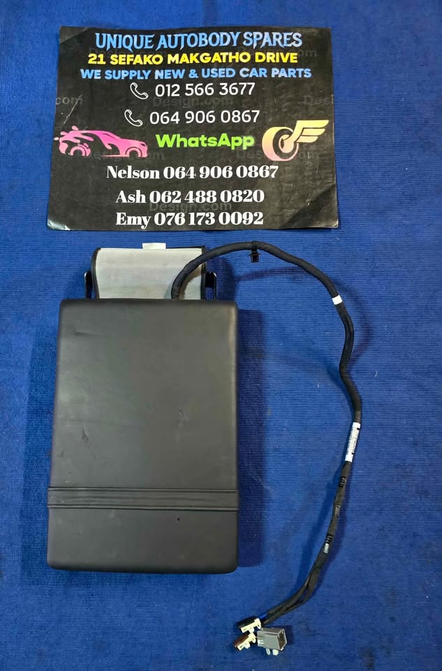 Range Rover Rear Back Arm Rest Console - Private Seller Range Rover Rear Back Arm Rest Console - Private Seller