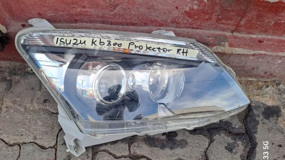Isuzu Dmax KB300 Xenon headlight Rightside Call or dm - Private Seller Isuzu Dmax KB300 Xenon headlight Rightside Call or dm - Private Seller