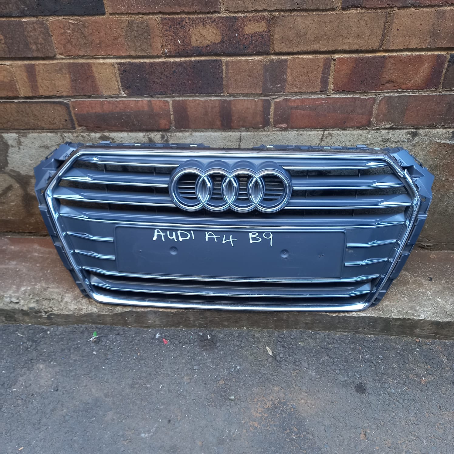 AUDI A4 B9 FRONT GRILLE - Private Seller AUDI A4 B9 FRONT GRILLE - Private Seller