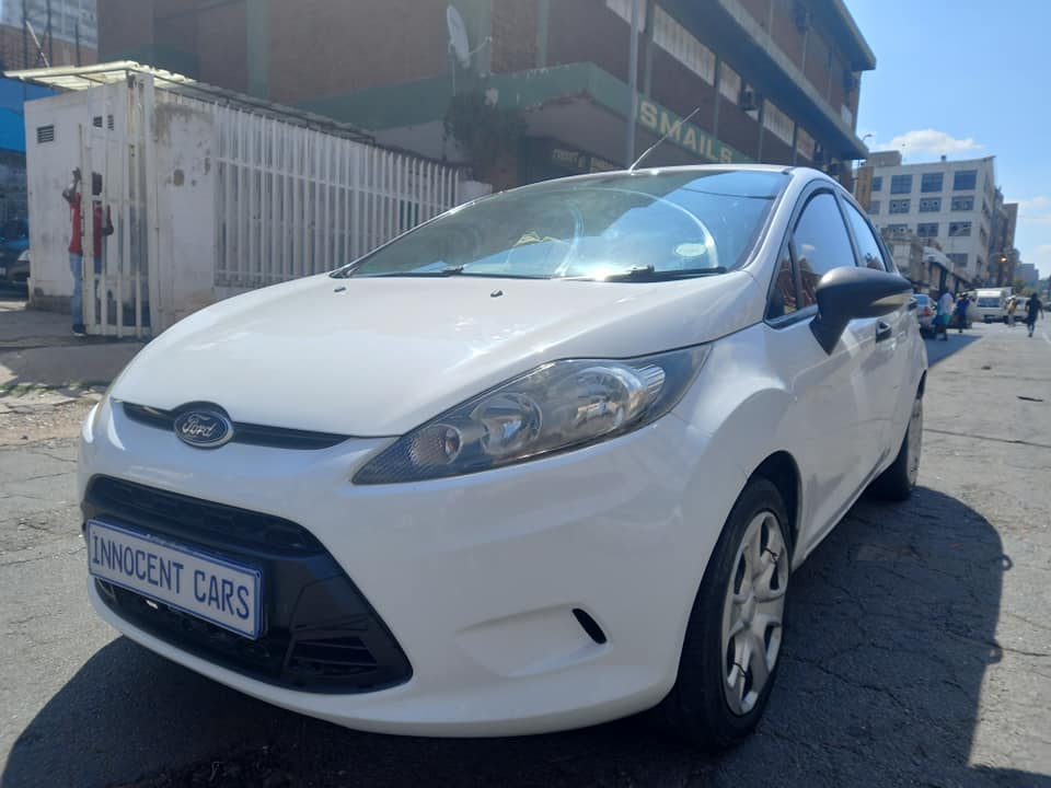 2012 FORD FIESTA 1.4 PETROL HATCHBACK, MANUAL TRANSMISSION, WHITE COLOUR, MILEAGE 86000KM
