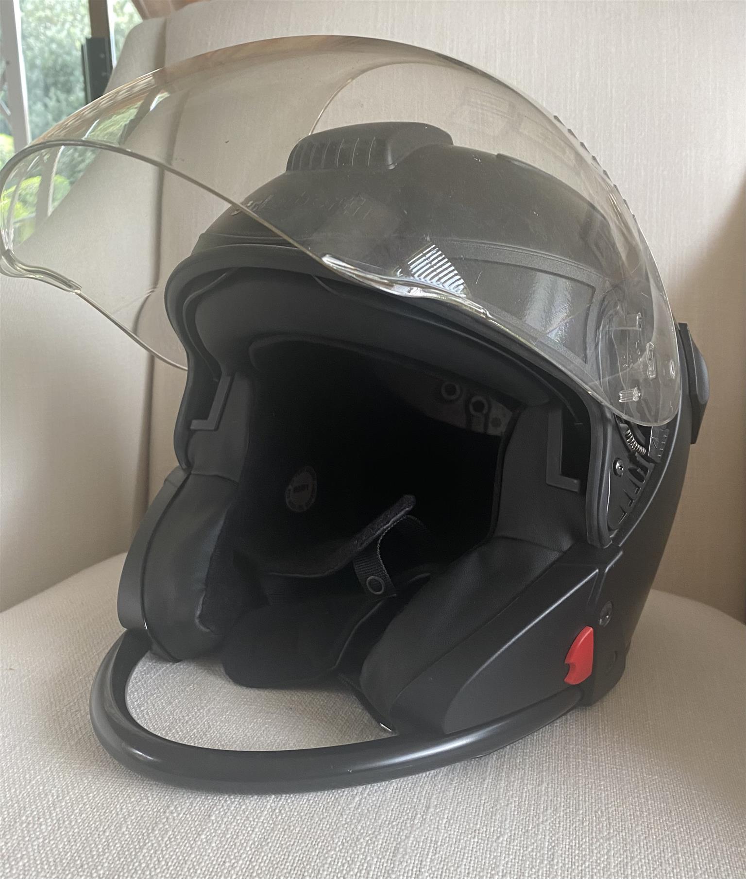 SCHUBERTH J1 BLACK MATTE MOTORBIKE HELMETS | Junk Mail