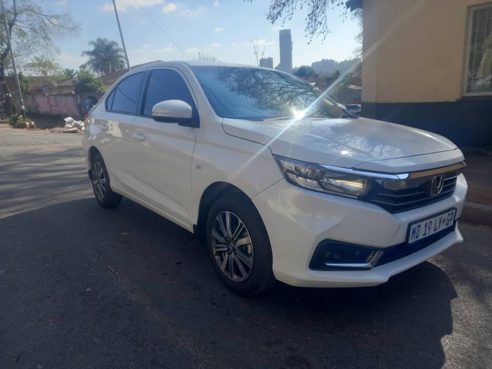 2025 Honda Amaze 1.5 Petrol, Manual, White, 6000km. Service book Reverse Camera / Sensors