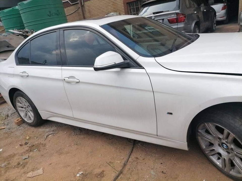 BMW F30 MSPORT PREFACE STRIPPING FOR SPARES - Private Seller